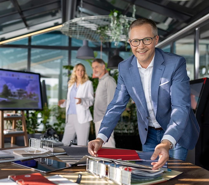 Geschäftsmann bei der Kundenberatung zu den Sonnenschutzprodukten