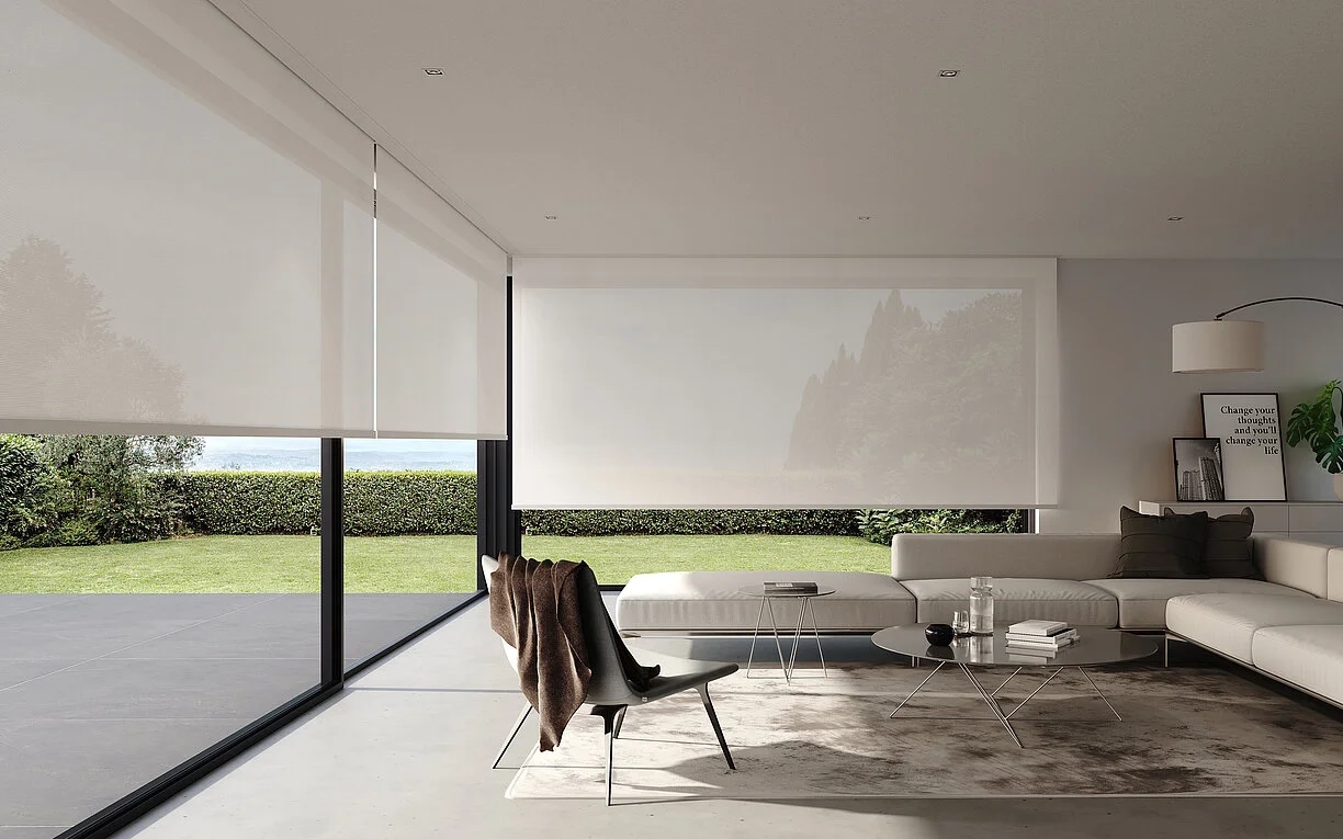Semi-transparente Rollos an großen Fensterfronten eines modernen Wohnzimmers