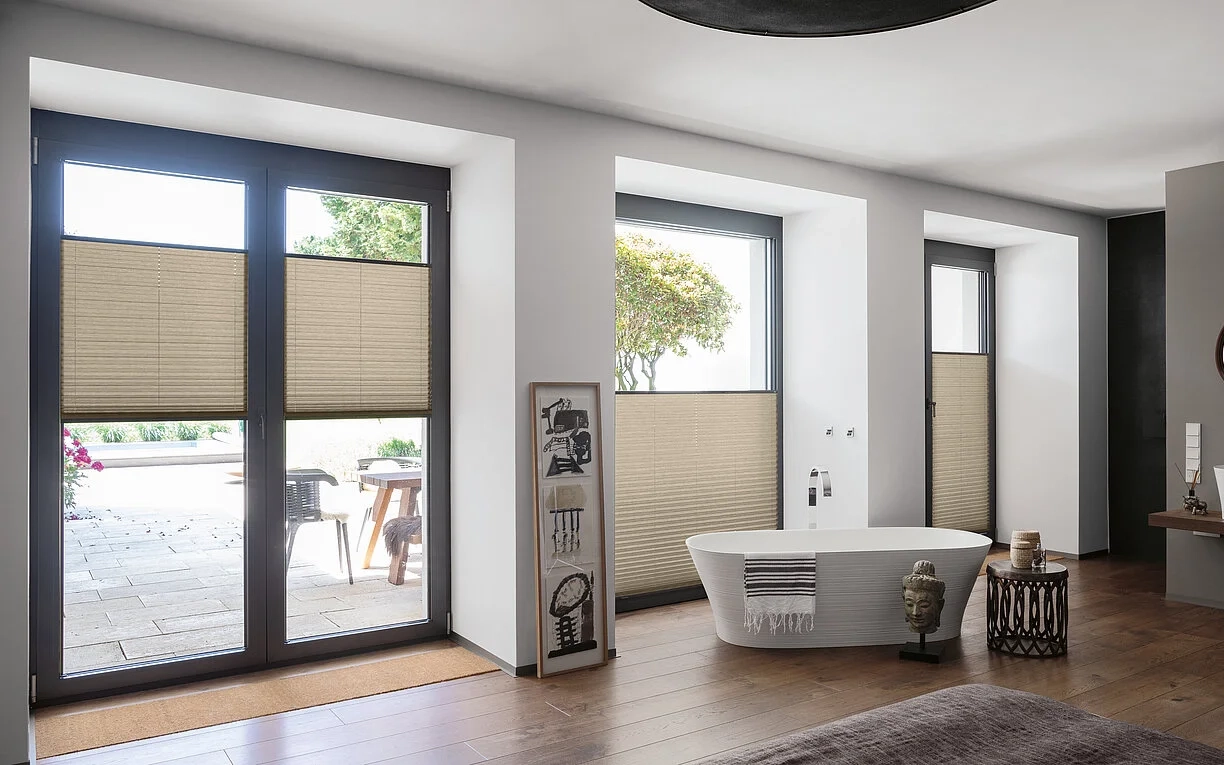 Modernes Badezimmer mit freistehender Badewanne und braun-beigen Plissees